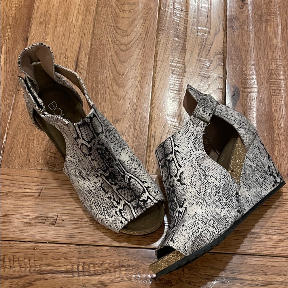 Chic Women's Snakeskin Wedges